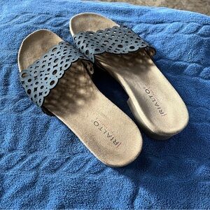 Rialto Women's Black and Tan Slide Sandals